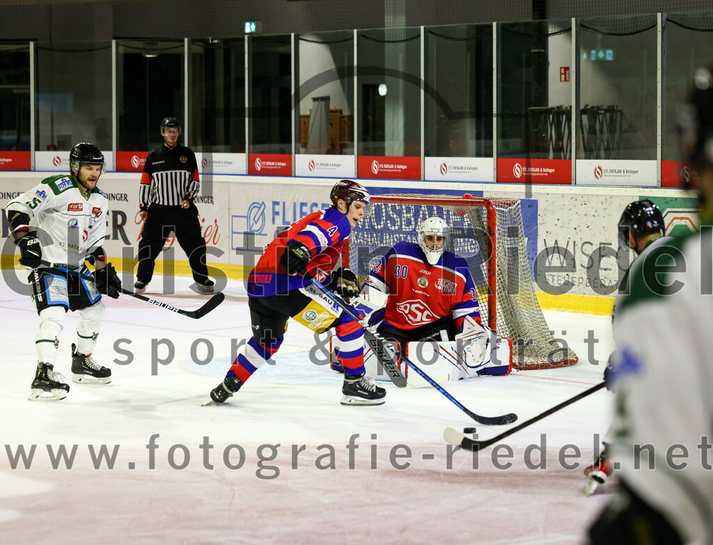 2022-09-09_099_TSV_Erding_gegen_Deggendorfer_SC | Erding, Deutschland, 09.09.2022:
Eishockey, Bayernliga 2022 / 2023, Testspiel, TSV Erding gegen Deggendorfer SC, Endergebnis: 2:5

Silvan Heiß (Deggendorfer SC, #4), Torwart Justin Köpf (Deggendorfer SC, #30)

Foto: Christian Riedel / fotografie-riedel.net