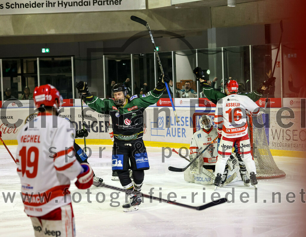 2023-03-10_081_TSV_Erding_gegen_TEV_Miesbach | Erding, Deutschland, 10.03.2023:
Eishockey, Bayernliga Playoffs 2022 / 2023, Halbfinale, TSV Erding gegen TEV Miesbach, Endergebnis: 2:0

Michael Franz (Erding Gladiators, #13), Moritz Schlickenrieder (TEV Miesbach, #25), Patrick Asselin (TEV Miesbach, #16)

Foto: Christian Riedel / fotografie-riedel.net