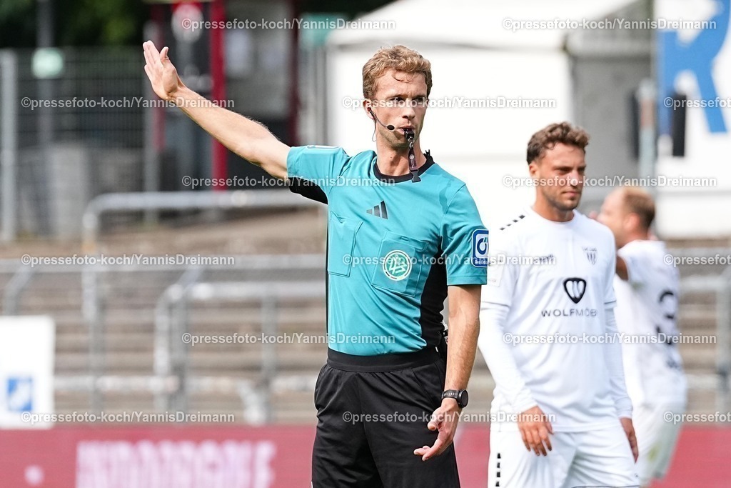 xydr03082501015 | 03.08.2025, xydrx, Fußball, 3.Liga, Viktoria Köln - FC Schweinfurt 05, Saison 2025 2026, Sportpark Höhenberg:  Jarno Wienefeld (Schiedsrichter) DFB regulations prohibit any use of photographs as image sequences and or quasi-video.