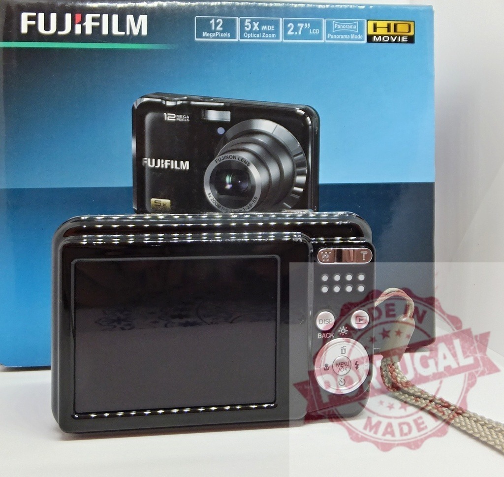 Fujifilm digital camera and packaging marketing photography | Fujifilm digital camera showing back panel controls with its retail packaging - Realisiert mit Pictrs.com