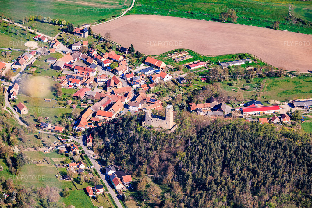Luftbild: Dorfansicht aus Süden mit Burgruine Ehrenstein im Ortsteil Ehrenstein in Stadtilm im Bundesland Thüringen in Deutschland.Foto: IMG_155782.jpg vom 02.05.2026 durch Werner Riehm/FLY-FOTO.deAuflösung des Originals: 5774 x 3849 px