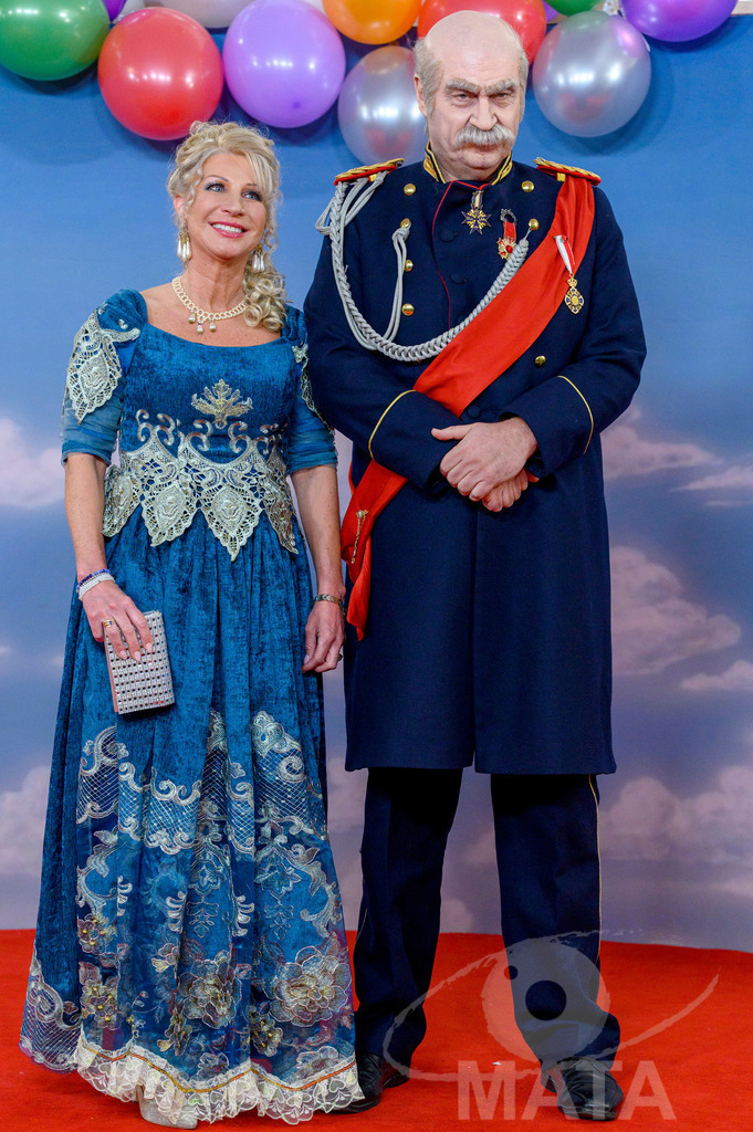 _DWA1652 | Ministerpräsident Markus Söder als Otto von Bismarck mit Frau Karin Baumüller-Söder bei der TV-Sendung Fastnacht in Franken 2024. Veitshöchheim, 02.02.2024 Bayern Deutschland - Realisiert mit Pictrs.com