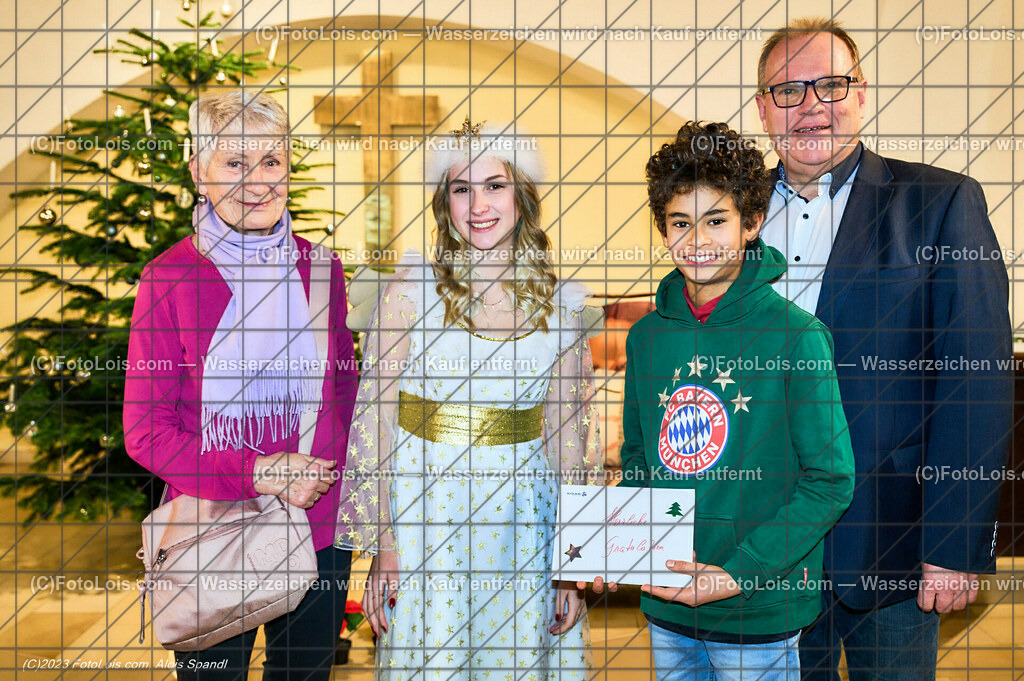 ALP7555_Advent_Gewinnspielsieger_Ebner Waltraud | (C)FotoLois.com, Alois Spandl. 25igster WIESELBURGER ADVENT, Advent-Gewinnspiel Preisverleihung, Christkind Anna Sieberer, Sa 23. Dez. 2023.