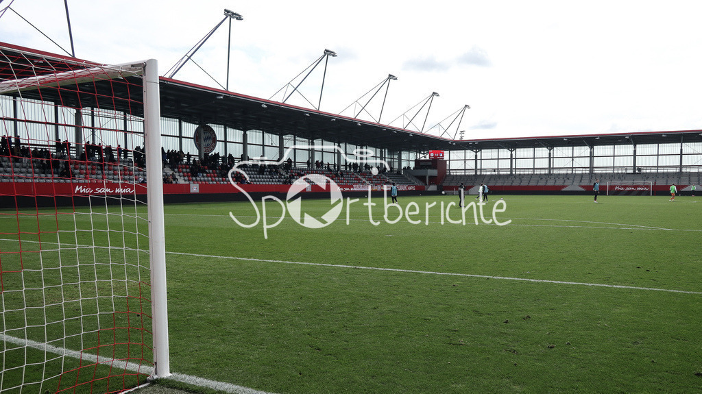 FC Bayern München U19 - TSG 1899 Hoffenheim U19 | Die Spielstaette des FC Bayern Campus erstrahlt in der Fruehlingssonne / Stadion / Stadionfoto / Symbolbild / Stadionbild / Ball / Sonne / Fussballplatz / Fussballstadion