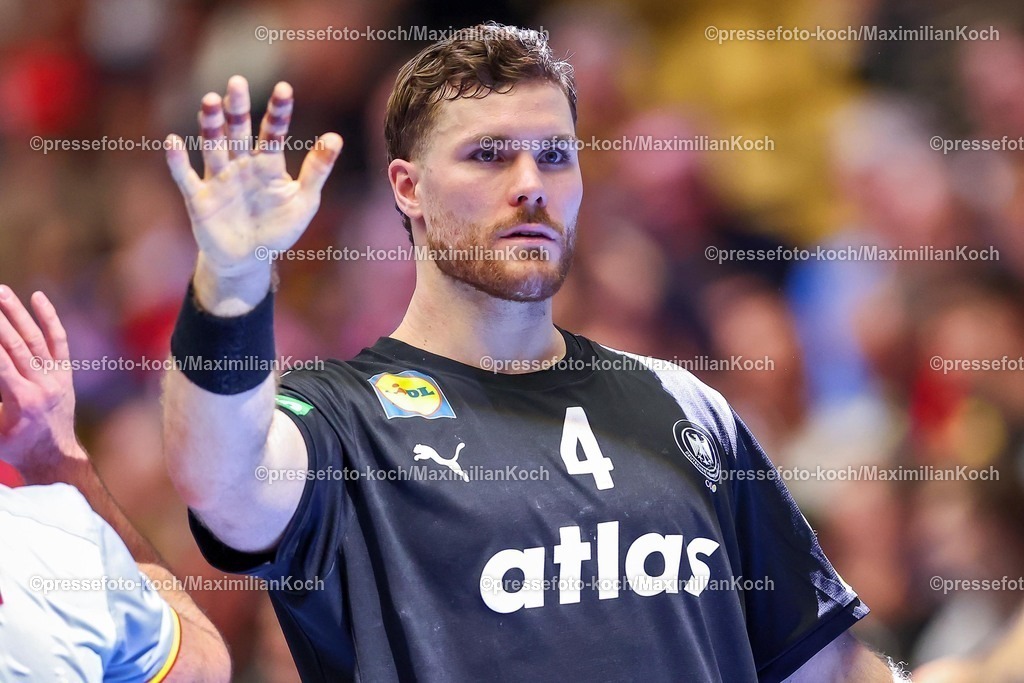 EHF19012602205 | 19.01.2026, Handball, Men's EHF EURO 2026, Deutschland - Spanien, Jyske Bank Boxen in Herning, Dänemark, Preliminary Round:  Johannes Golla (Germany #04) gestikulierend auf dem Spielfeld  