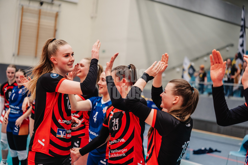 Volleyball | Frauen | Saison 2025/2026 | Volleyball Bundesliga | ETV Hamburger Volksbank Volleys vs. VfB Suhl LOTTO Thüringen | 07.03.2026 | Alexa Sophie Thaden (#15, ETV Hamburger Volksbank Volleys) links wird MVP des Spiels