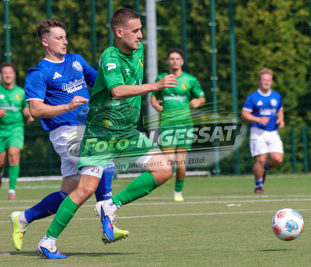 SC Enger - TuS Bruchmühlen | Auf dem Bild zu sehen: grün SC Enger: Brian Rhys Davies ; blau TuS Bruchmühlen: Alexander Nowak Bünder SV, TuS Bruchmühlen II, Saison 26/27, Kreisliga A, Enger, Deutschland - Realisiert mit Pictrs.com