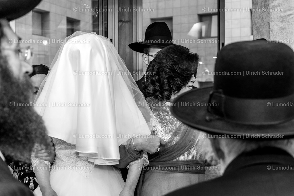 201608_Israel-124 | Scheffi – fünf Minuten vor ihrer Trauung. Die Verhüllung vor der Hochzeit ist ein Zeichen der Keuschheit. - Realisiert mit Pictrs.com