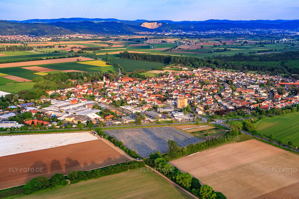 Luftbild: Ortsansicht von Westen im Ortsteil Hüttenfeld in Lampertheim im Bundesland Hessen in Deutschland. Foto: IMG_088302.jpg vom 09.05.2016 durch Werner Riehm/FLY-FOTO.de