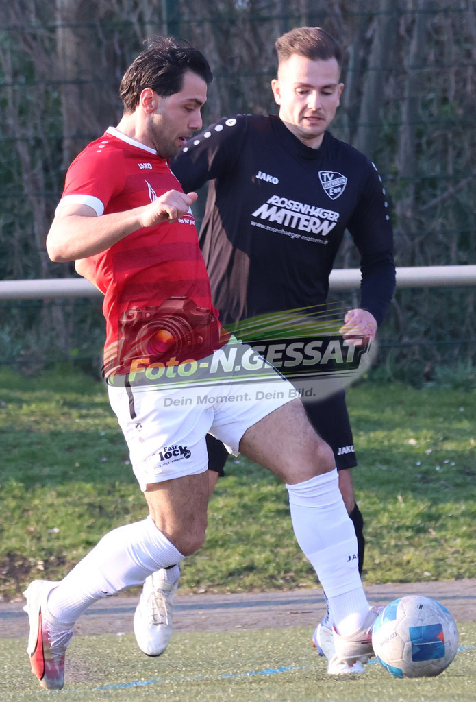 Bünder SV - TV Elverdissen | Auf dem Bild zu sehen: rot Bünder SV: Batuhan Kaymak ; schwarz TV Elverdissen: Marvin Bischoff Bünder SV, TV Elverdissen, Saison 25/26, Kreisliga A, Deutschland - Realisiert mit Pictrs.com