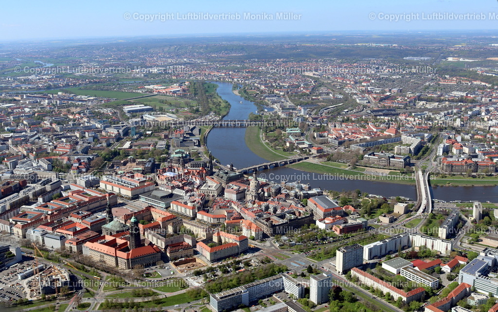 Dresden | Das Luftbild zeigt den Blick auf die Stadt Dresden mit der Elbe und den Brücken. Rechts im Bild ist noch die Carola-Brücke zu sehen. - Realisiert mit Pictrs.com
