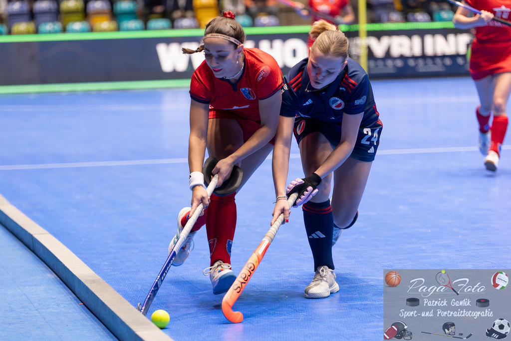 Volvo E.R.B. Final 4 Finale Frauen: Berliner HC - Mannheimer HC, 26.01.2025 | Alina Sophie Jäger (Berliner HC #13) &amp; Linda Bens (Mannheimer HC #24) im Zweikampf um den Ball, Berliner HC - Mannheimer HC, Frankfurt, Süwag Arena, 26.1.2025 - Realisiert mit Pictrs.com