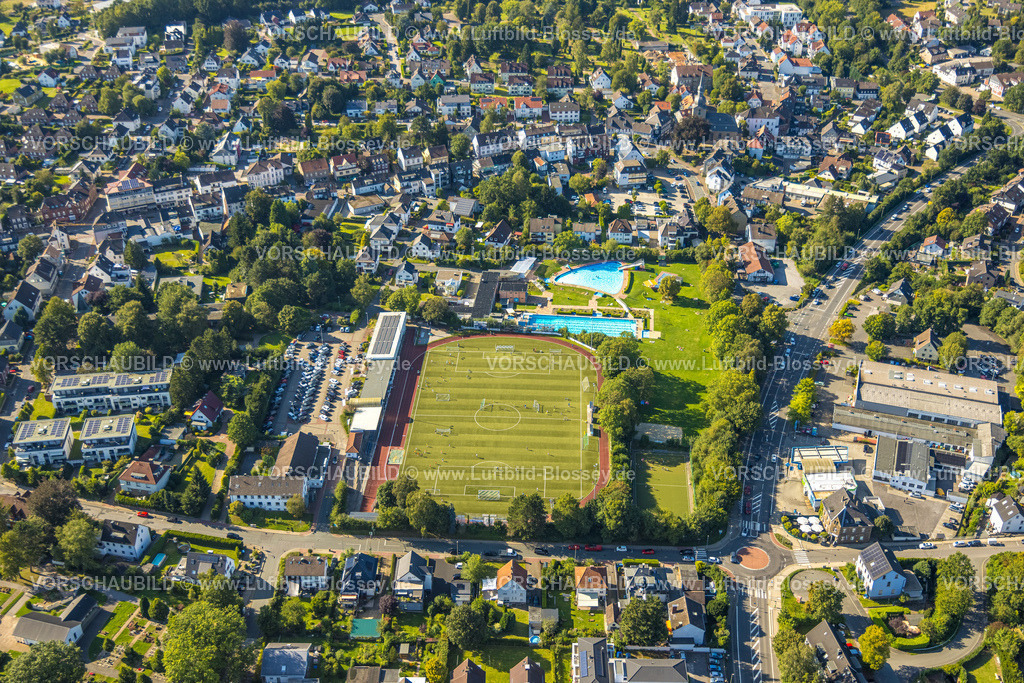 Sprockhoevel240810861 | Luftbild, Baumhofstadion mit Tribüne, Fußballstadion TSG 1881 Sprockhövel e.V., Spieler auf dem Platz im Training, Freibad und Nichtschwimmerbecken, Wohngebiet,  Niedersprockhövel, Sprockhövel, Ruhrgebiet, Nordrhein-Westfalen, Deutschland