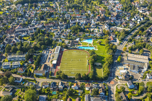 Sprockhoevel240810861 | Luftbild, Baumhofstadion mit Tribüne, Fußballstadion TSG 1881 Sprockhövel e.V., Spieler auf dem Platz im Training, Freibad und Nichtschwimmerbecken, Wohngebiet,  Niedersprockhövel, Sprockhövel, Ruhrgebiet, Nordrhein-Westfalen, Deutschland