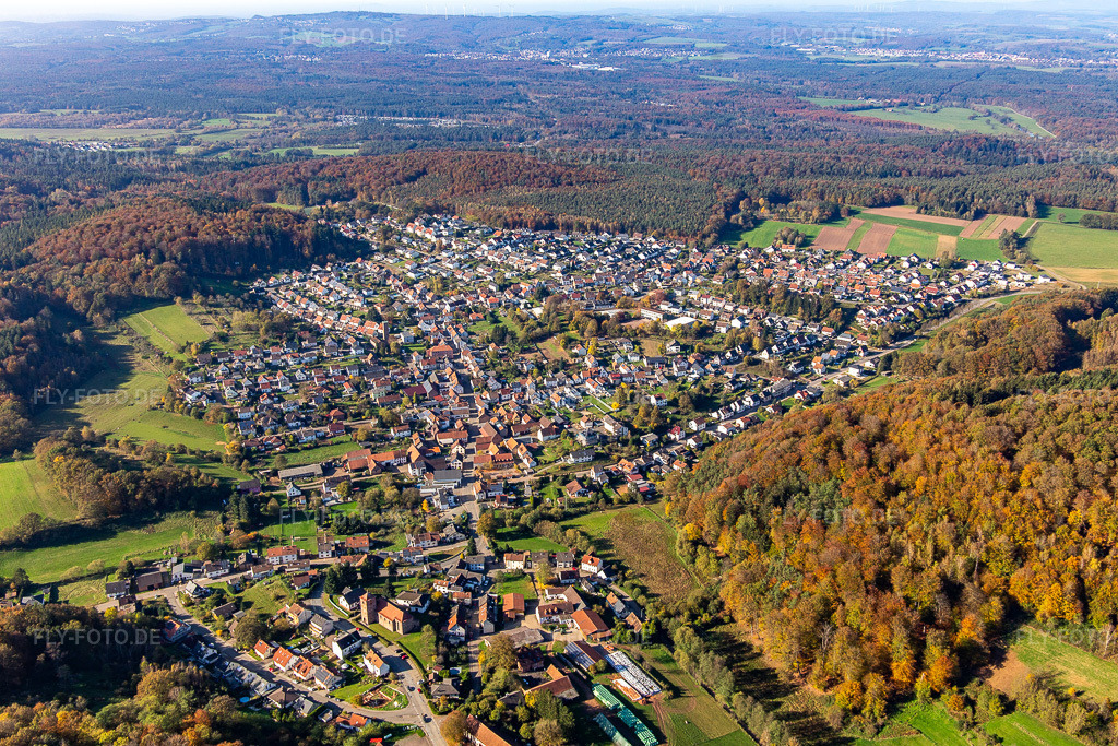 Luftbild: Dorf von Südosten in Bechhofen im Bundesland Rheinland-Pfalz in Deutschland. Foto: IMG_143896.jpg vom 27.10.2024 durch Werner Riehm/FLY-FOTO.de