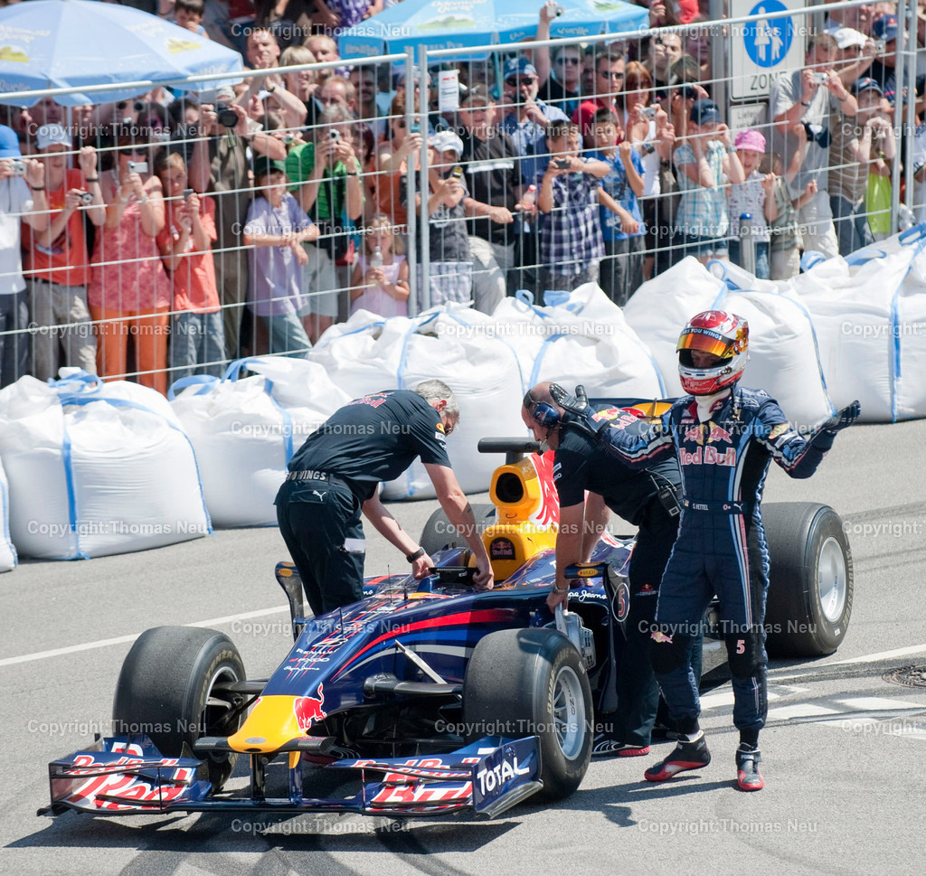 vet_31 | Sebastian Vettel beim spektakulären „Home Run“ in Heppenheim: Der Formel-1-Weltmeister fährt im Red-Bull-Rennwagen über die zur Rennstrecke umfunktionierte B3 in seiner Heimatstadt. Tausende Fans feiern ihren Lokalhelden.