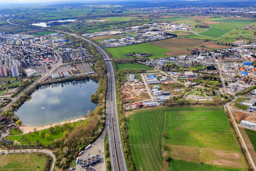 Luftbild: Verlauf der A5 am Badesee Golf von Bensheim in Bensheim im Bundesland Hessen in Deutschland. Foto: IMG_077097.jpg vom 12.04.2015 durch Werner Riehm/FLY-FOTO.deWWW.BASINUS-BAD.DE