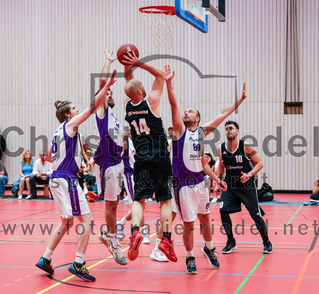 2022-05-15_085_SpVgg_Altenerding_gegen_TSV_Muenchen-Forstenried | Erding, Deutschland, 15.05.2022:
Basketball, Bezirksliga 2021 / 2022, Play-Offs, SpVgg Altenerding gegen TSV München-Forstenried, Endergebnis: 55:57

Kristof Vadasz (SpVgg Altenerding, #8), Sasa Sukovic (SpVgg Altenerding, #31), Felix Schuster (TSV München-Forstenried, #14), Krsto Milivojevic (SpVgg Altenerding, #89), Tarek Lamar (TSV München-Forstenried, #10)

Foto: Christian Riedel / fotografie-riedel.net