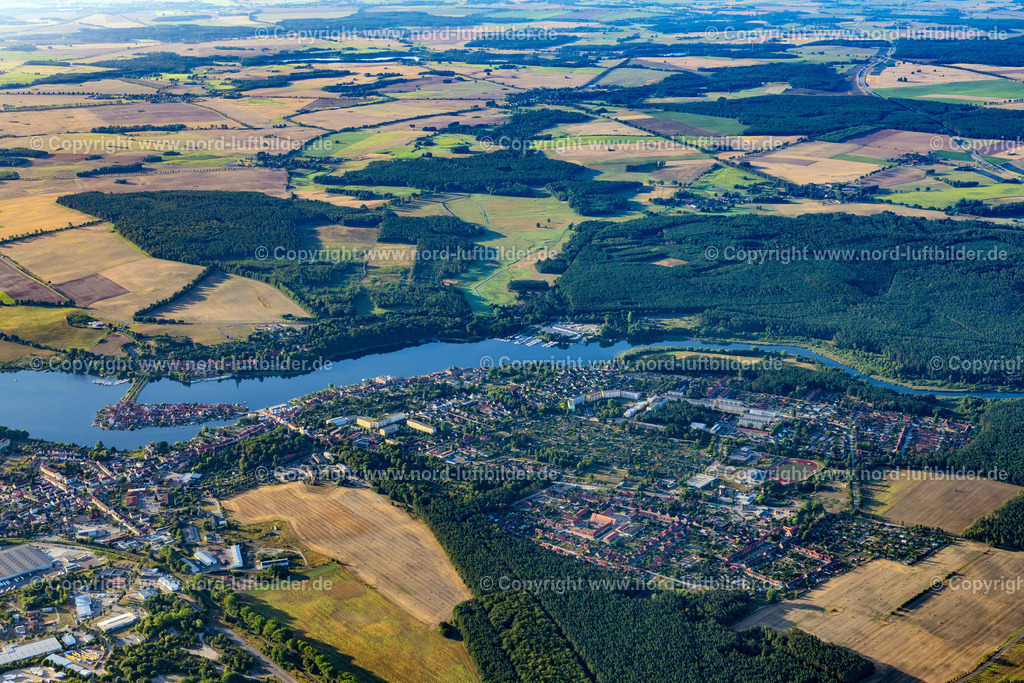 Malchow_ELS_6668100822 | MALCHOW 10.08.2022 See- Insel auf dem Malchower See entlang der Langen Straße in Malchow im Bundesland Mecklenburg-Vorpommern. Weiterführende Informationen bei: Inselstadt Malchow. // Lake Island on the Malchower See aloung Lange Strasse in Malchow in the state Mecklenburg - Western Pomerania. Further information at: Inselstadt Malchow. Foto: Martin Elsen