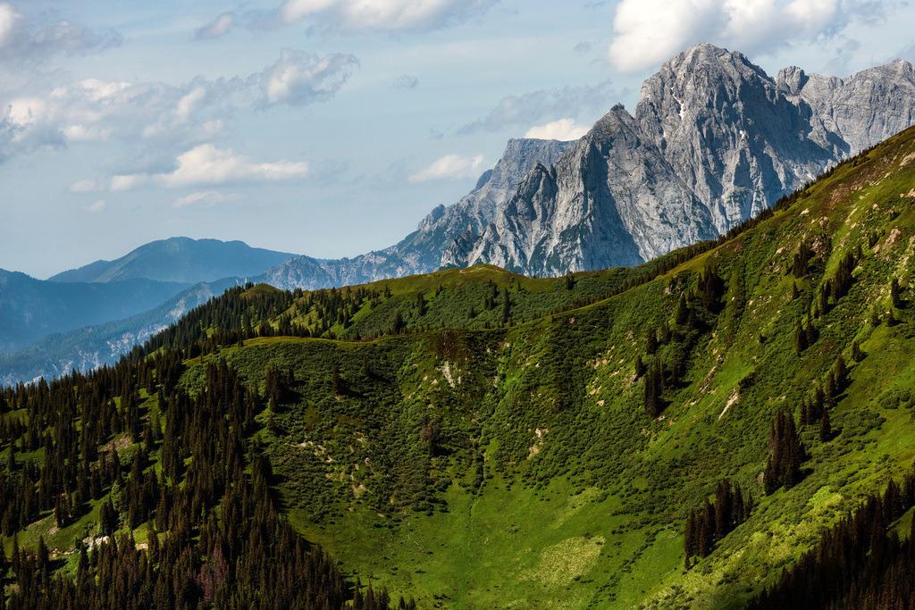dr__0092572.jpg | BRANDSCHINK 14.06.2022 Felsen- Massiv und Berglandschaft der Österreichischen Alpen am " Nationalpark Gesäuse " an der Straße Treglwang in Brandschink in Steiermark, Österreich. 