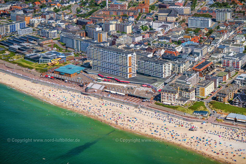 Sylt_Westerland_Strandpromenade_ELS_6265130825 | SYLT 13.08.2025 Hochhaus- Gebäude der Hotelanlage " Haus Metropol " im Ortsteil Westerland in Sylt auf der Insel Sylt im Bundesland Schleswig-Holstein, Deutschland. Weiterführende Informationen bei: Reinhold Riel Immobilien GmbH. // High-rise building of the hotel complex " Haus Metropol " in the district Westerland in Sylt on Island Sylt in the state Schleswig-Holstein, Germany. Further information at: Reinhold Riel Immobilien GmbH. Foto: Martin Elsen