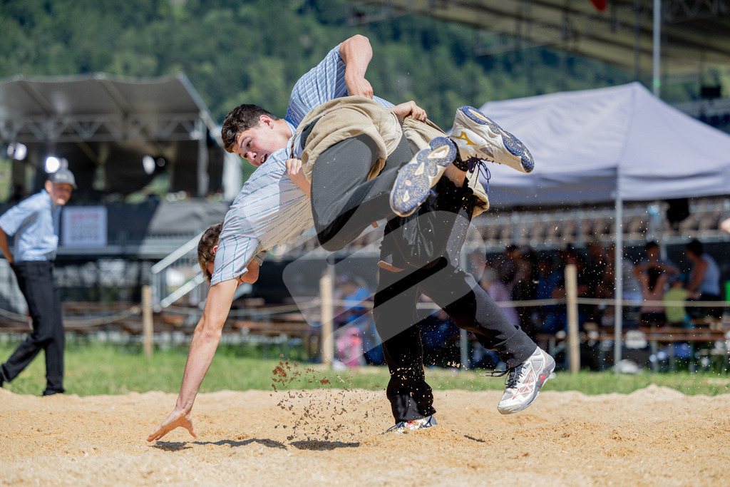 SchwyzerJung2026_00088 | Die Schwinger des Schwyzer Kantonalen Schwingerverbandes: Fotos, die Dynamik und Leidenschaft festhalten, sowie emotionale Momente aus dem traditionellen Schwingsport zeigen. - Realisiert mit Pictrs.com