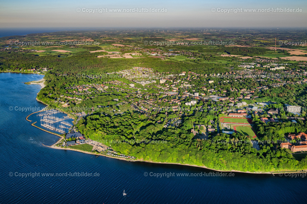 Flensburg_Mürwik_ELS_3226170524 | FLENSBURG 17.05.2024 Wohngebiet im Stadtteil " Mürwik " an der Kelmstraße in Flensburg im Bundesland Schleswig-Holstein, Deutschland. // Cityscape of the district " Muerwik " on street Kelmstrasse in Flensburg in the state Schleswig-Holstein, Germany. Foto: Martin Elsen
