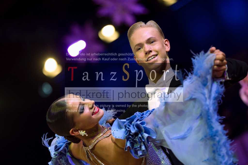 20241215_WDSF_Open_Youth_Std-Riga-8509 | Tanzsportbilder, Standardtanz, Lateintanz, WDSF, DTV, LTVB, dancecomp, goc, hessen tanzt, blaues band der spree, walzer, tango, wiener walzer, slowfox, quickstepp, samba, rumba, cha-cha-cha, paso doble. jive, hd-kroft photography, turniertanzsport
