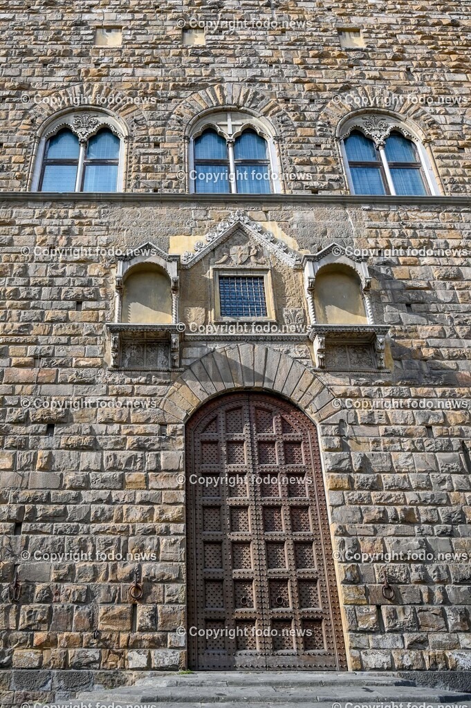 Italien_ Toscana_ Florenz_ 30.05.2024-231 | 30.05.2024, Italien, ITA, Toskana, Florenz im Bild Stadtansichten, Gebäude, Architektur, Touristen, Historisch, Souvenir, Altstadt, Museum, Statuen, Skulpturen, Piazza della Signoria, Statue David, Palazzo Vecchio, Neptunbrunnen, Piazza della Repubblica, Ponte Vecchio, Brücke, Uffizien, Kathedrale Santa Maria del Fiore, Arno, Fluß


Florenz, Firenze, ist eine italienische Großstadt. Nach Einwohnern ist sie die achtgrößte Stadt Italiens. Florenz ist die Hauptstadt sowie größte Stadt der Region Toskana und der Metropolitanstadt Florenz, in der etwa eine Million Menschen leben. Florenz ist für seine Geschichte berühmt. Leonardo da Vinci verbrachte große Teile seiner Jugend in Florenz, Michelangelo fand Unterschlupf in der Kirche der Medici, Galileo Galilei wohnte als Hofmathematiker in den Palästen der Medici. Von 1865 bis 1871 war die Stadt die Hauptstadt des neu gegründeten Königreichs Italien. Das historische Zentrum von Florenz zieht Jahr für Jahr Millionen von Touristen an. Die historische Innenstadt wurde von der UNESCO im Jahre 1982 zum Weltkulturerbe erklärt. 
Quelle: Wikipedia
