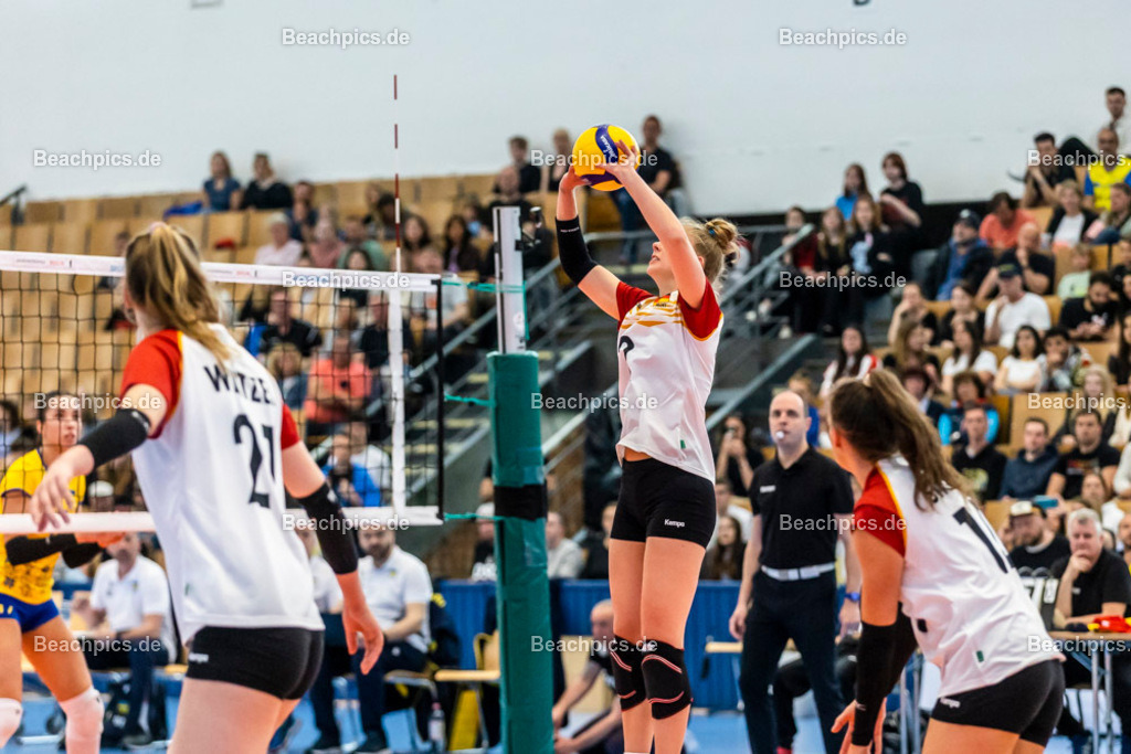 2023-00070884-Freundschaftsspiel-Deutschland-Ukraine | Zuspiel Pia KÄSTNER GER 20.05.2023; Berlin Foto: Gerold Rebsch - www.beachpics.de
