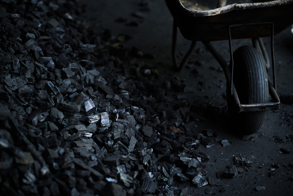 eine Schubkarre auf dem Kohlplatz | Michelbach, Austria - May 08, 2019: Waldköhlerei Hochecker, die 2011 in das Nationale Verzeichnis des immateriellen Kulturerbes der UNESCO aufgenommen wurde, produziert noch echte Holzkohle; eine Schubkarre auf dem Kohlplatz. - Realisiert mit Pictrs.com