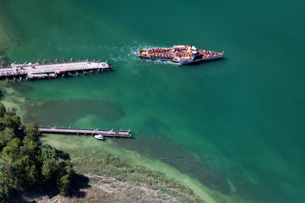 dr__0092716.jpg | CHIEMSEE 14.06.2022 Passagier- und Fahrgast- Schiff Raddampfer "Ludwig Fessler" am Anlegesteeg von Herrenchiemsee auf dem Chiemsee im Bundesland Bayern, Deutschland. 
