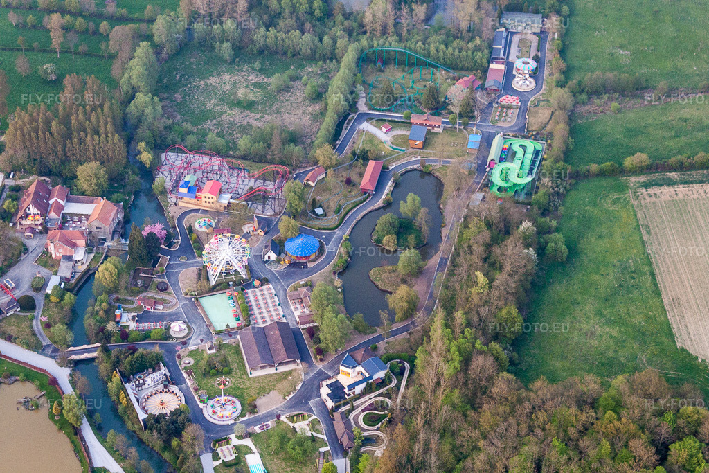 Vue aérienne: Le parc d'attractions Dennlys Park à Reclinghem à Dennebrœucq dans le département Pas de Calais, France – .Photo: IMG_40134.jpg prise le 17/04/2011 par Werner Riehm/FLY-FOTO.eu – Résolution de l'original: 4752 x 3168 px
