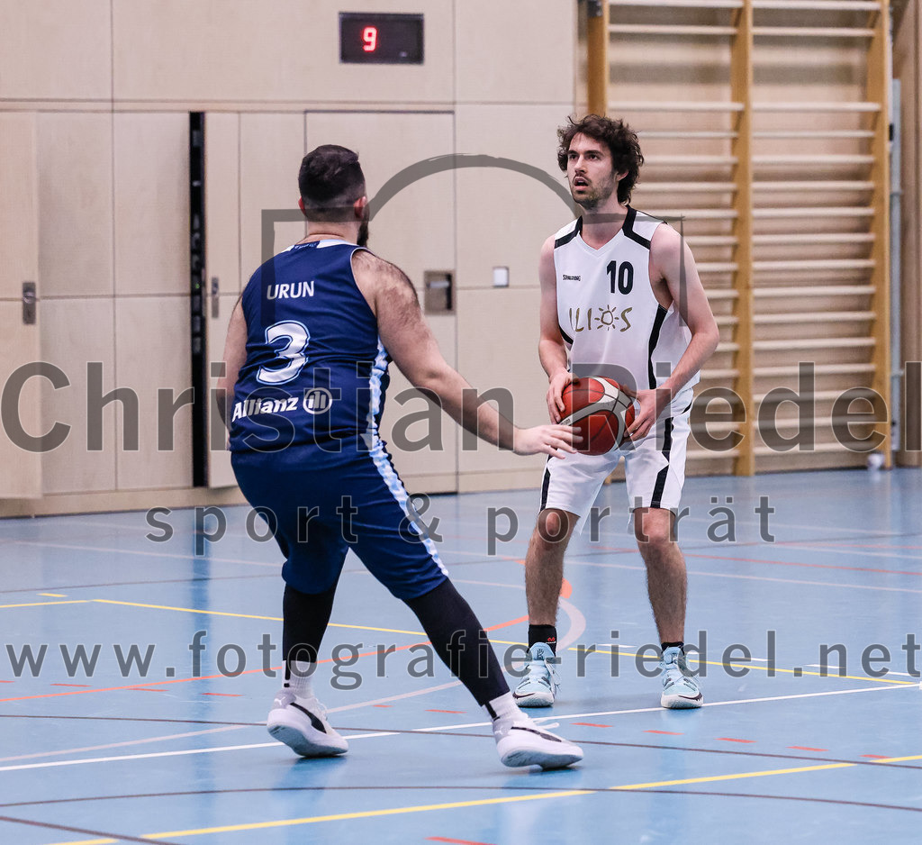 2022-04-03_065_TSV_Vaterstetten_gegen_SV_Weissblau-Allianz_Muenchen | Vaterstetten, Deutschland, 03.04.2022:
Basketball, Bezirksoberliga Herren 2021 / 2022, 14. Spieltag, TSV Vaterstetten gegen SV Weißblau-Allianz München, Endergebnis: 86:54

Emre Urun (SV Weißblau-Allianz München, #3), Luca Maurice Kohll (TSV Vaterstetten, #10)

Foto: Christian Riedel / fotografie-riedel.net
