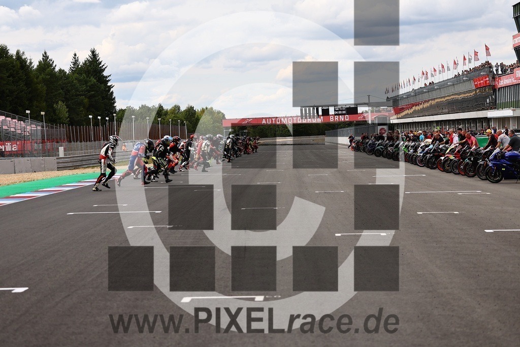 startendurance-20250830_07298 | Schöne Erinnerungen an spannende Momente - das festzuhalten ist unser Job. PIXELrace.de ist seit 2003 auf den Rennstrecken Europas unterwegs um die Action draußen beim Fahren und die wunderbare Stimmung imm Fahrerlager für euch einzufangen.