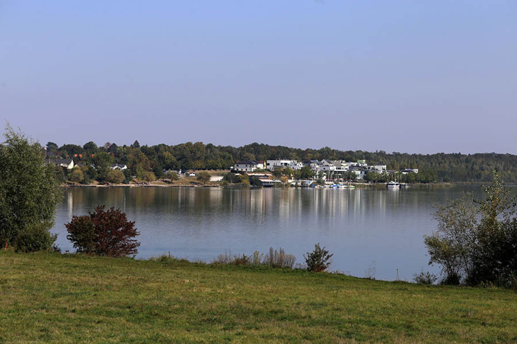 Markkleeberger See - Blick zur Seepromenade | Entdecke über 20 Kategorien Leipzig-Motive: Foto-Downloads, hochwertige Poster, Leinwand- & Fine-Art-Prints. Jetzt Lieblingsfoto im Bildlexikon Leipzig Shop bestellen!