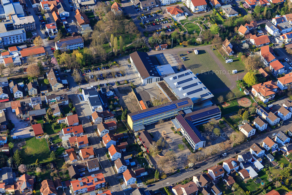 Luftbild: Grundschule Herxheim und Elmar-Weiller-Festhalle Herxheim in Herxheim bei Landau im Bundesland Rheinland-Pfalz in Deutschland. Foto: IMG_097915.jpg vom 30.03.2017 durch Werner Riehm/FLY-FOTO.deWWW.GRUNDSCHULE-HERXHEIM.DE