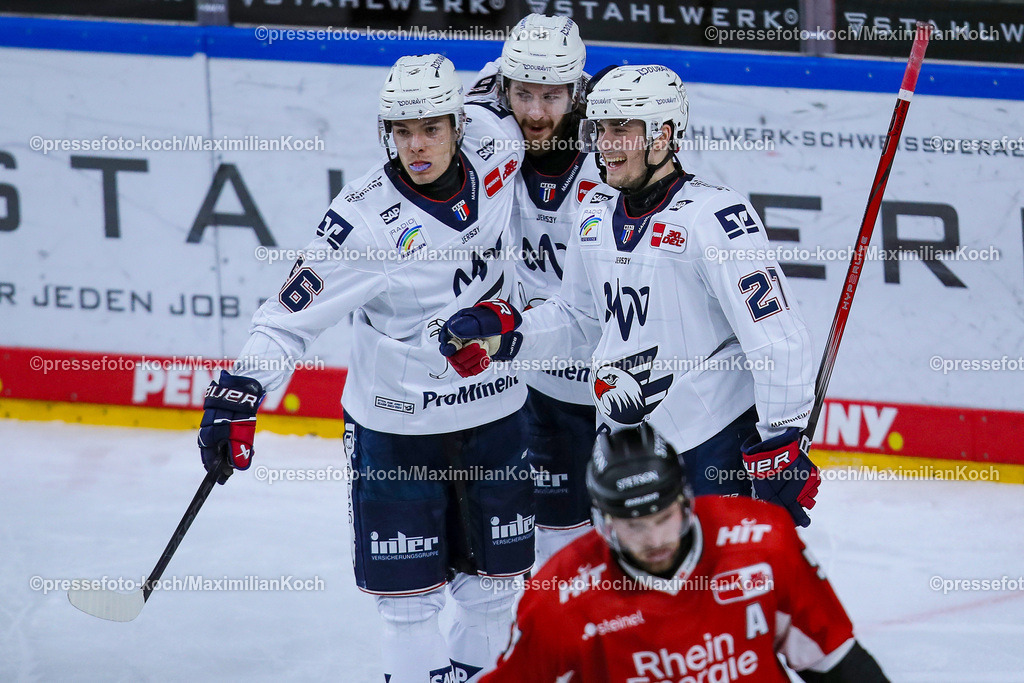 KoeDEL08032401064 | 08.03.2024, Köln, Eishockey, Penny DEL, 52. Spieltag, Lanxess-Arena, Kölner Haie - Adler Mannheim: Torjubel nach dem 5:1 durch Ryan MacInnis (Adler Mannheim)