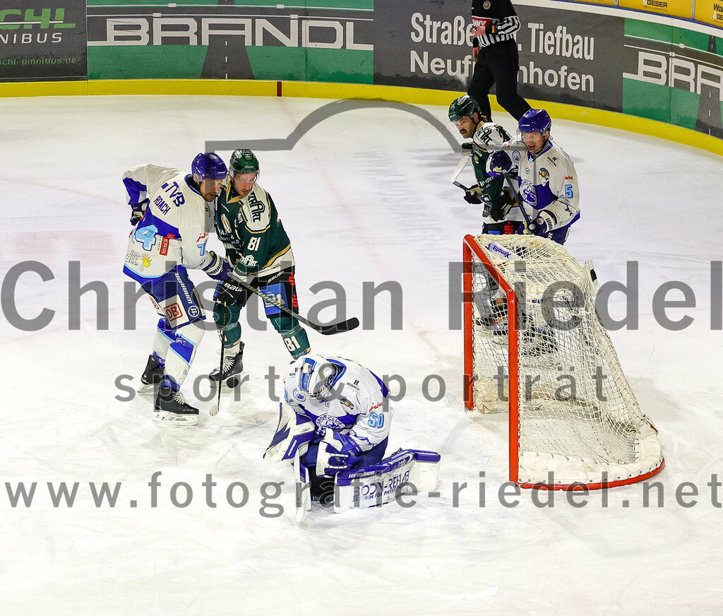 2026-01-23_050_TSV_Erding_gegen_SC_Riessersee | Erding, Deutschland, 23.01.2026:Eishockey, Oberliga Süd 2025 / 2026, 40. Spieltag, TSV Erding gegen SC Riessersee, Endergebnis: 6:5 n.V.Jesse Roach (SC Riessersee, #74), Maximilian Forster (Erding Gladiators, #81), Torwart Andreas Mechel (SC Riessersee, #50)Foto: Christian Riedel / fotografie-riedel.net