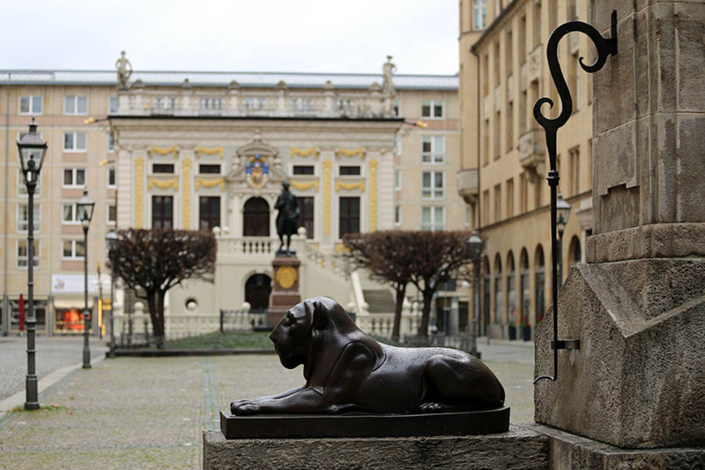 Foto: Leipzig - Löwenbrunnen auf dem Naschmarkt - Löwe und Pumpenschwengel | Das Team hinter BILDLEXIKON LEIPZIG bündelt historische wie aktuelle Informationen über die Stadt Leipzig in Text und Bild auf einer Plattform und stellt diese der interessierten Öffentlichkeit zur Verfügung.