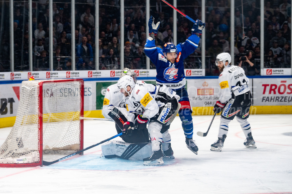 Swiss National League: Semifinals Game 4: ZSC Lions - Fribourg-Gotteron | 14.04.2022, Zürich, Hallenstadion, Swiss National League: Semifinals Game 4: ZSC Lions - Fribourg-Gotteron, #14 Chris Baltisberger (ZSC) erzielt das 1:0, #16 Raphael Diaz (Fribourg) kommt zu spät. - Realisiert mit Pictrs.com
