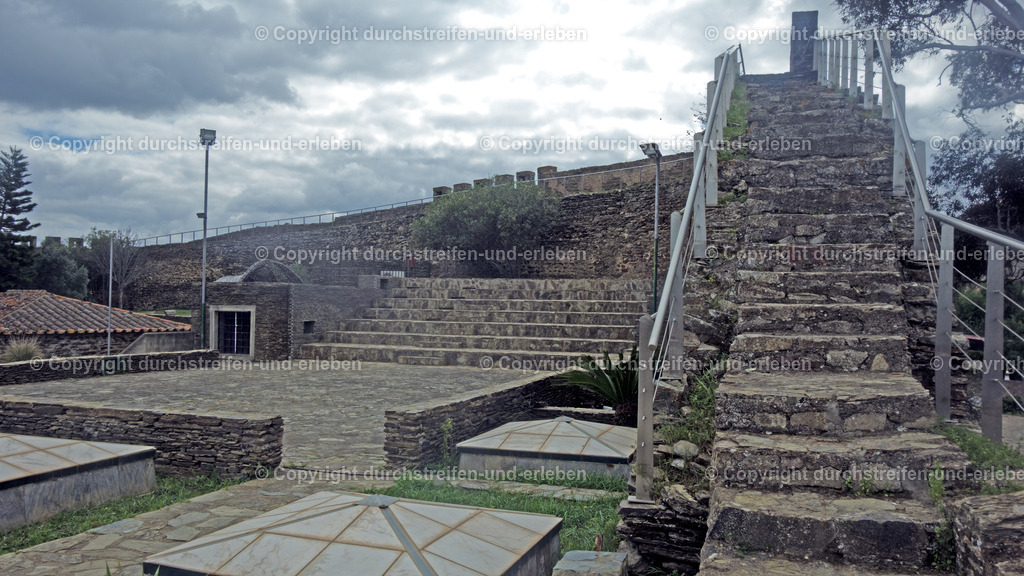 Vor der Mauer des Castelo de Alcoutim | Mauer des Castelo de Alcoutim - Realisiert mit Pictrs.com
