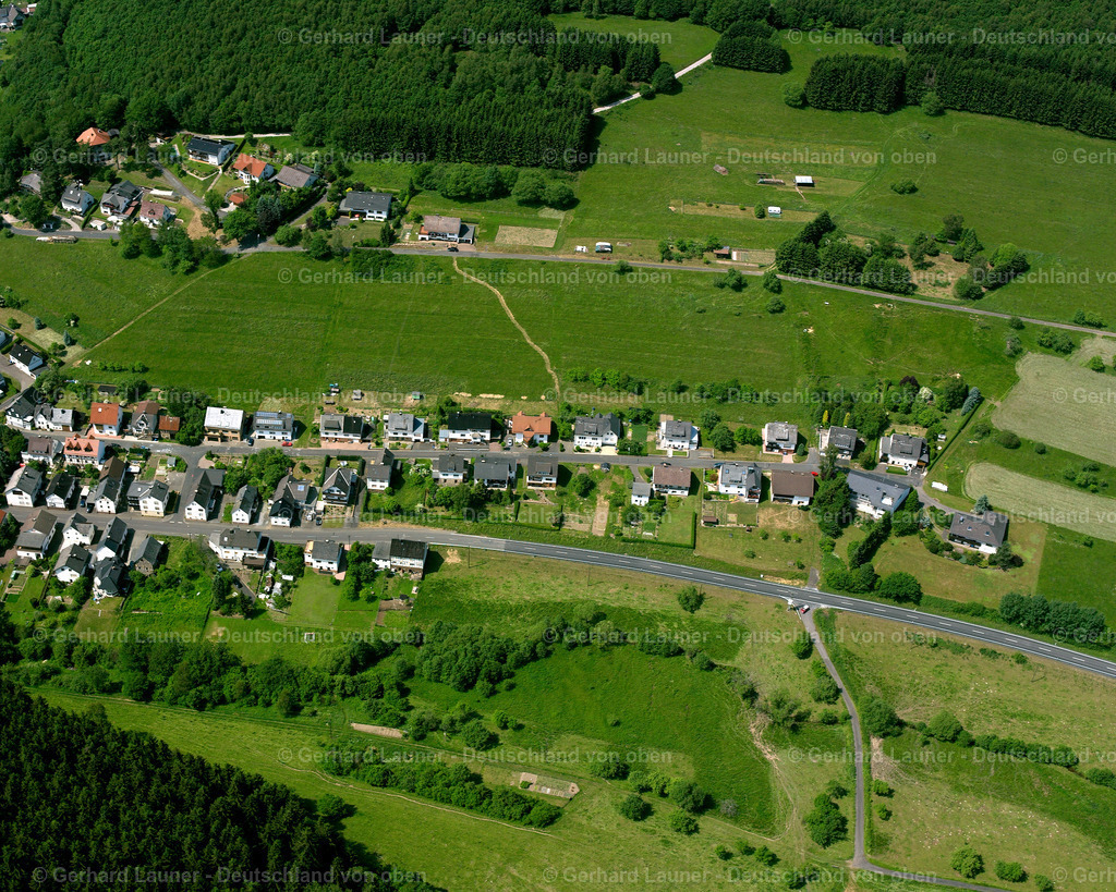 2611027 | OFFDILLN 09.06.2006 Landwirtschaftliche Nutzflächen und Feldgrenzen  umsäumen das Siedlungsgebiet des Dorfes in Offdilln im Bundesland Hessen, Deutschland // Agricultural land and field boundaries surround the settlement area of the village  in Offdilln in the state Hesse, Germany Foto: Gerhard Launer