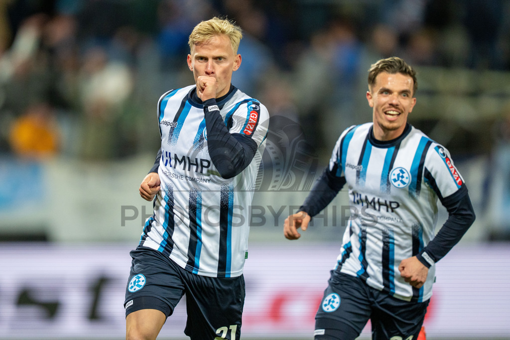 SV Stuttgarter Kickers vs. SGV Freiberg, Fussball, WFV-Pokal, Viertelfinale, 17.03.2026 | Per Lockl (SV Stuttgarter Kickers, #21) jubelt nach seinem Treffer zum 2:1 mit Christian Mauersberger (SV Stuttgarter Kickers, #38) und deutet Nachwuchs an,SV Stuttgarter Kickers vs. SGV Freiberg, Fussball, WFV-Pokal, Viertelfinale, 17.03.2026Foto: photosbyphips/Philip Ziegler