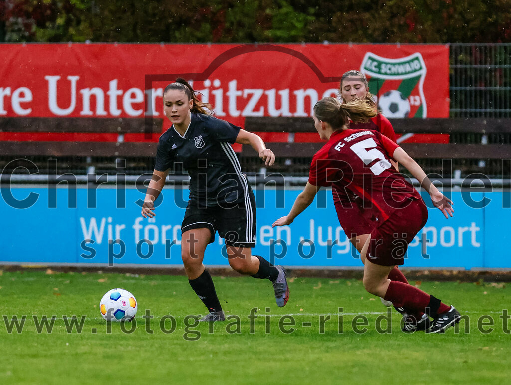 2023-10-14_055_FC_Schwaig_gegen_SV_Schechen | Oberding, Deutschland, 14.10.2023:
Fußball, Bezirksliga 2023 / 2024, 6. Spieltag, FC Schwaig gegen SV Schechen, Endergebnis: 4:3

Antonia Sanftl (SV Schechen, #10), Marie Jell (FC Schwaig, #5)

Foto: Christian Riedel / fotografie-riedel.net