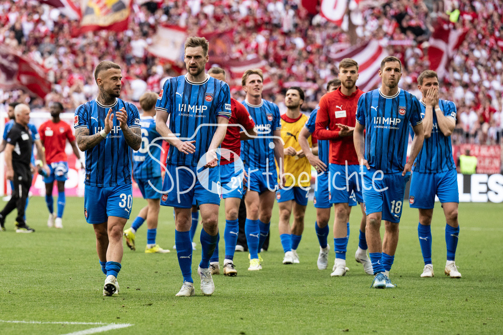 FC Bayern München - 1. FC Heidenheim | MUNICH, GERMANY - 02. MAI: das Team der Gäste bedankt sich bei den mitgereisten Fans nach dem Bundesligamatch zwischen dem FC Bayern München und dem 1. FC Heidenheim am 32. Spieltag in der Allianz Arena / DFL REGULATIONS PROHIBIT ANY USE OF PHOTOGRAPHS AS IMAGE SEQUENCES AND/OR QUASI-VIDEO