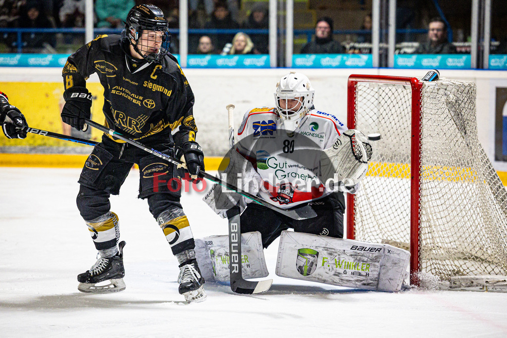 EHC Königsbrunn PINGUINE gegen TSV Peißenberg MINERS | Eishockey Bayernliga Herren Playoffs Viertelfinale 2024/25 - Spiel 1 von 7, EHC Königsbrunn PINGUINE gegen TSV Peißenberg MINERS, 20250207,Torchance Tim BULLNHEIMER (EHC 8),2025-02-07 in Peißenberg (Eisstadion Peißenberg)Tim BULLNHEIMER (EHC 8), Xaver NAGEL (MINERS Goali 80)Copyright: WolfgangxLindner foto-lindner.de