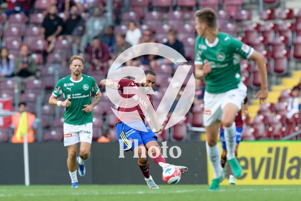 Brack Super League - Servette FC v FC Saint-Gall | Anthony Baron (6 Servette FC) passes the ball during the Brack Super League match between Servette FC and FC Saint-Gall at Stade de Geneve in Geneva, Switzerland