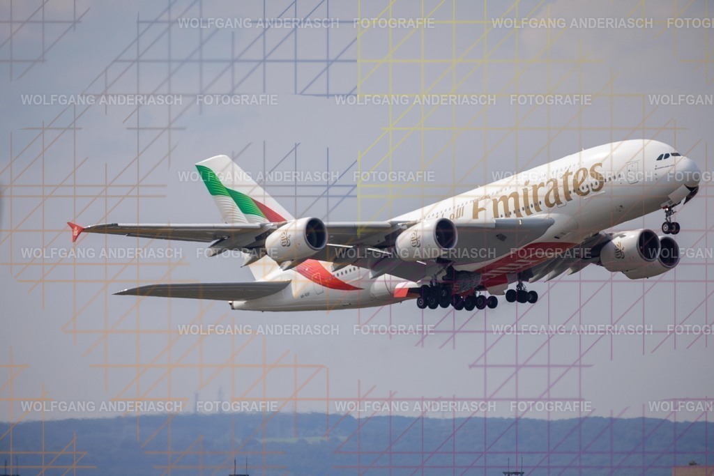 2025820-155752_FRA_07C_R3C_0805 | Am Flughafen Frankfurt am Main treffen Dynamik und Präzision aufeinander: Startende und landende Flugzeuge verschiedenster Airlines, festgehalten in Farbe und Schwarz-Weiß. Von kraftvollen Silhouetten bis zur majestätischen Erscheinung der Königin der Lüfte – zeitlose Momente moderner Luftfahrt. - Realisiert mit Pictrs.com