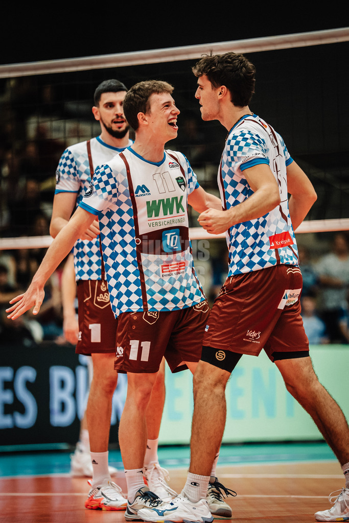 Volleyball | Herren | Saison 2025/2026 | Volleyball Ligacup | VfB Friedrichshafen vs. WWK Volleys Herrsching | 12.10.2024 | Herrsching jubelt v.l. Djordje Ilic (#1, WWK Volleys Herrsching), Tobias Hosch (#11, WWK Volleys Herrsching) und Niklas Uhl (#13, WWK Volleys Herrsching)